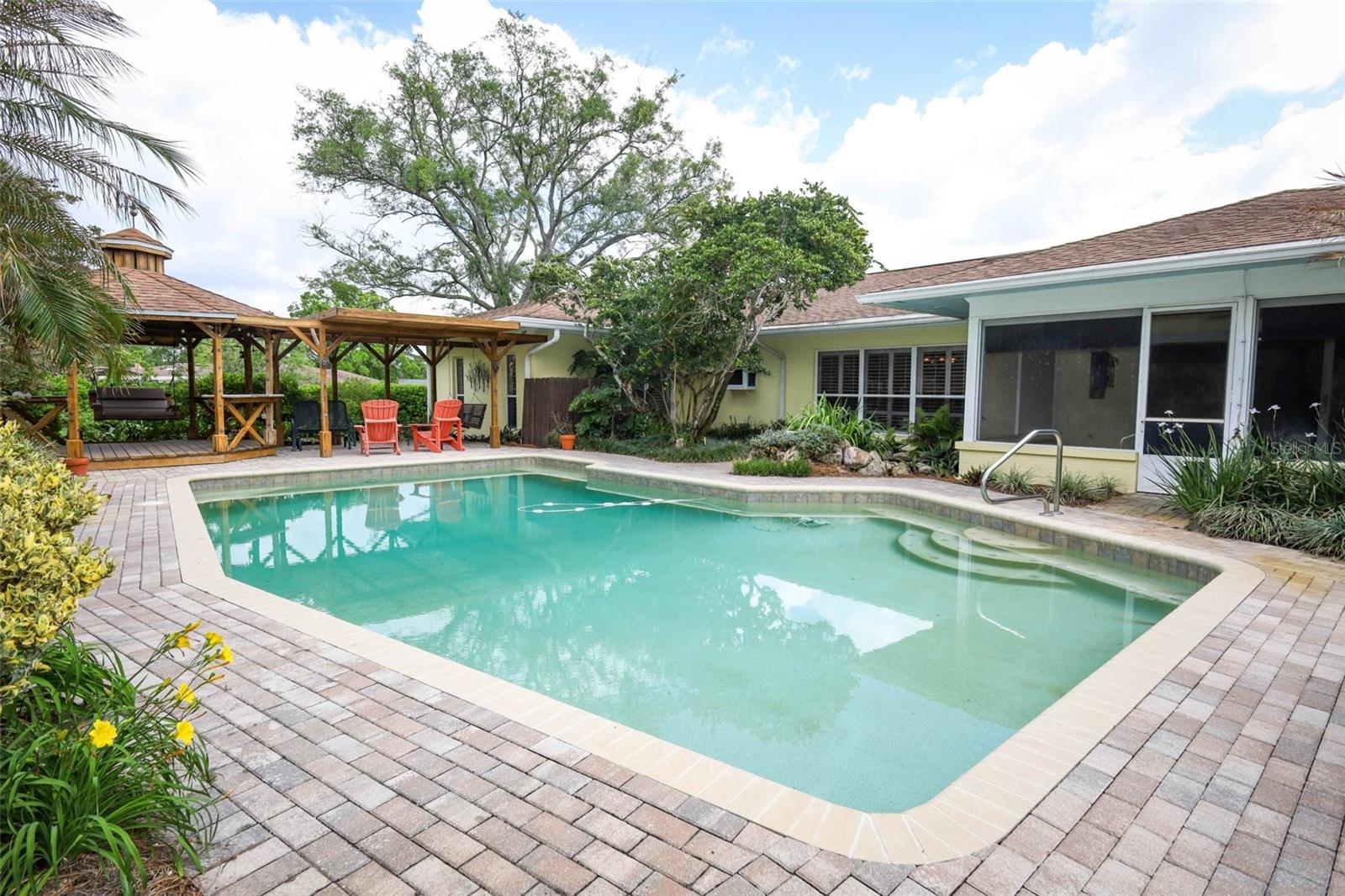 Listing photo id 37 for 102 Pineview Circle