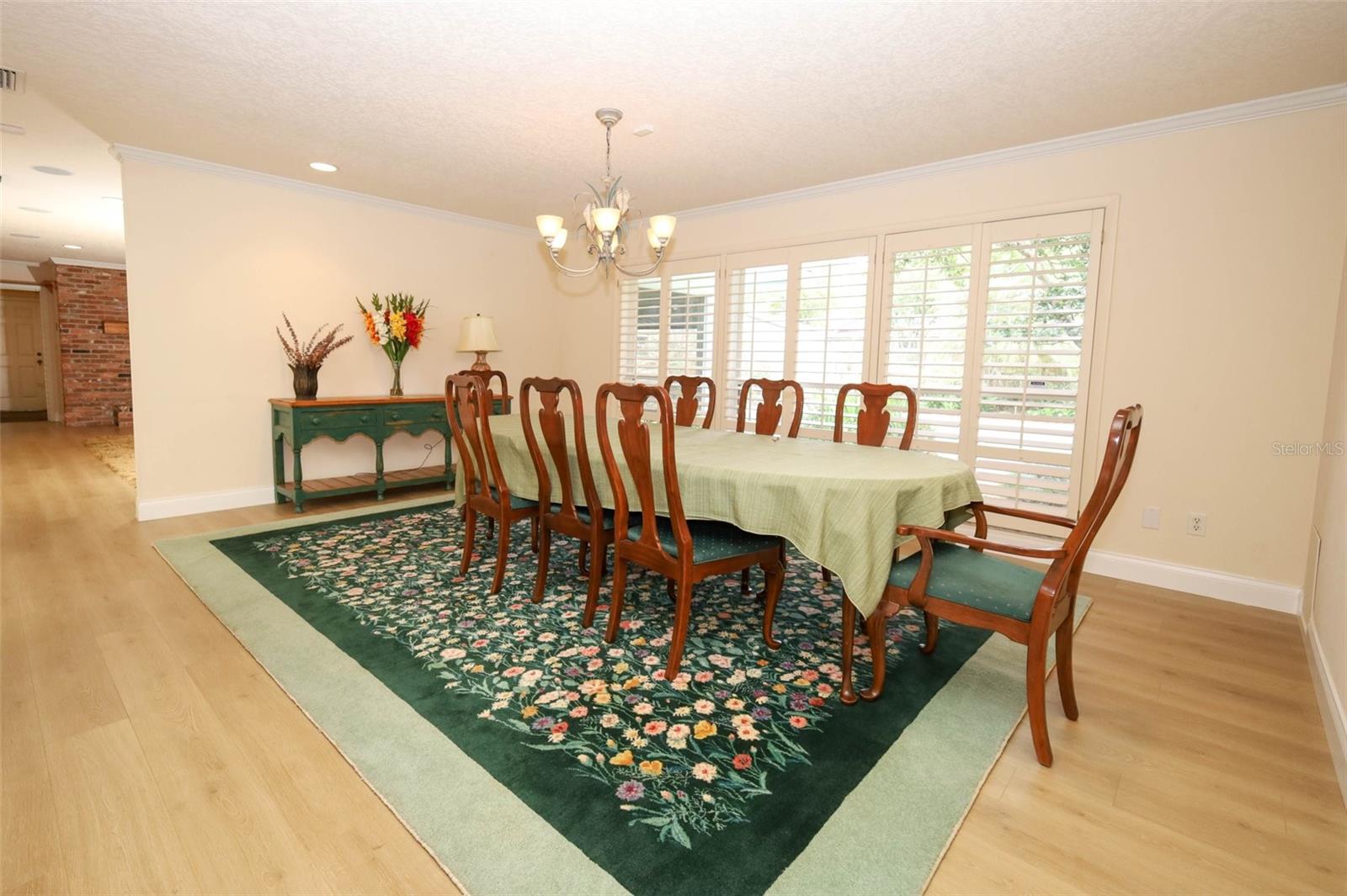 Listing photo id 5 for 102 Pineview Circle