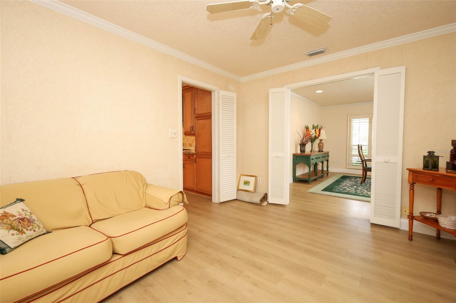 Listing photo id 7 for 102 Pineview Circle