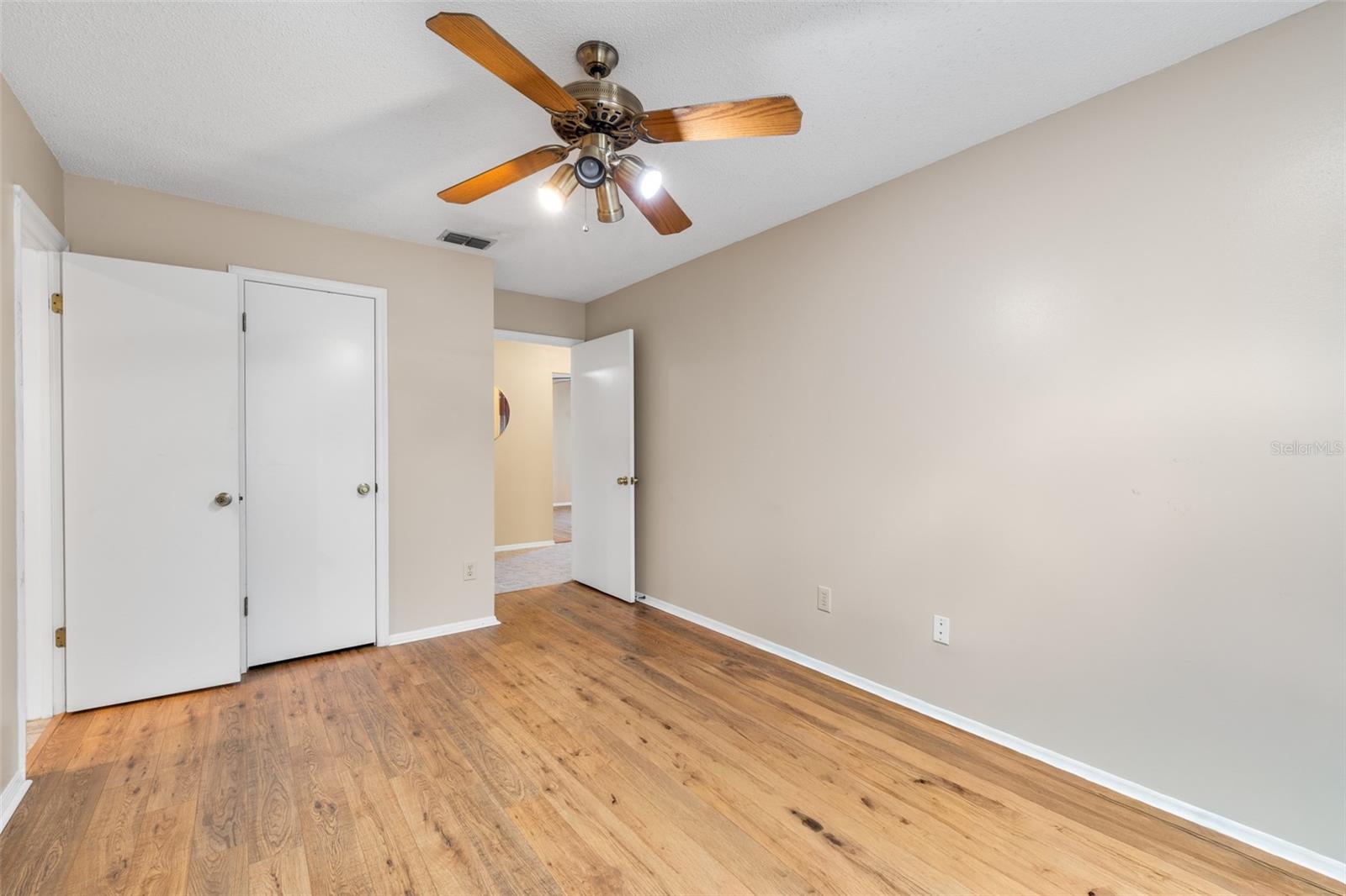 Listing photo id 8 for 9503 Pebble Glen Avenue