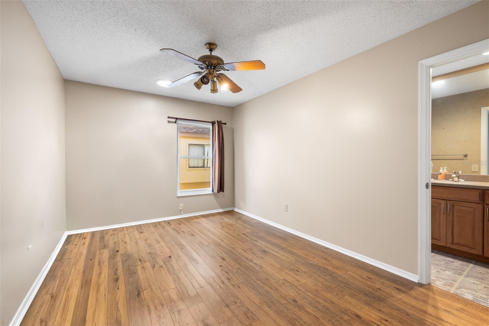 Listing photo id 9 for 9503 Pebble Glen Avenue