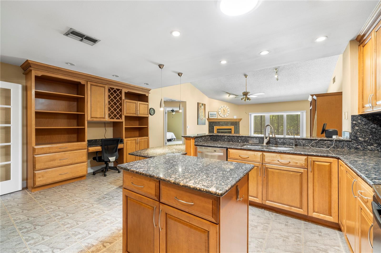 Listing photo id 12 for 9503 Pebble Glen Avenue