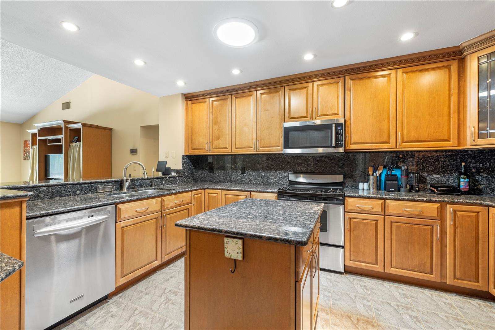 Listing photo id 14 for 9503 Pebble Glen Avenue