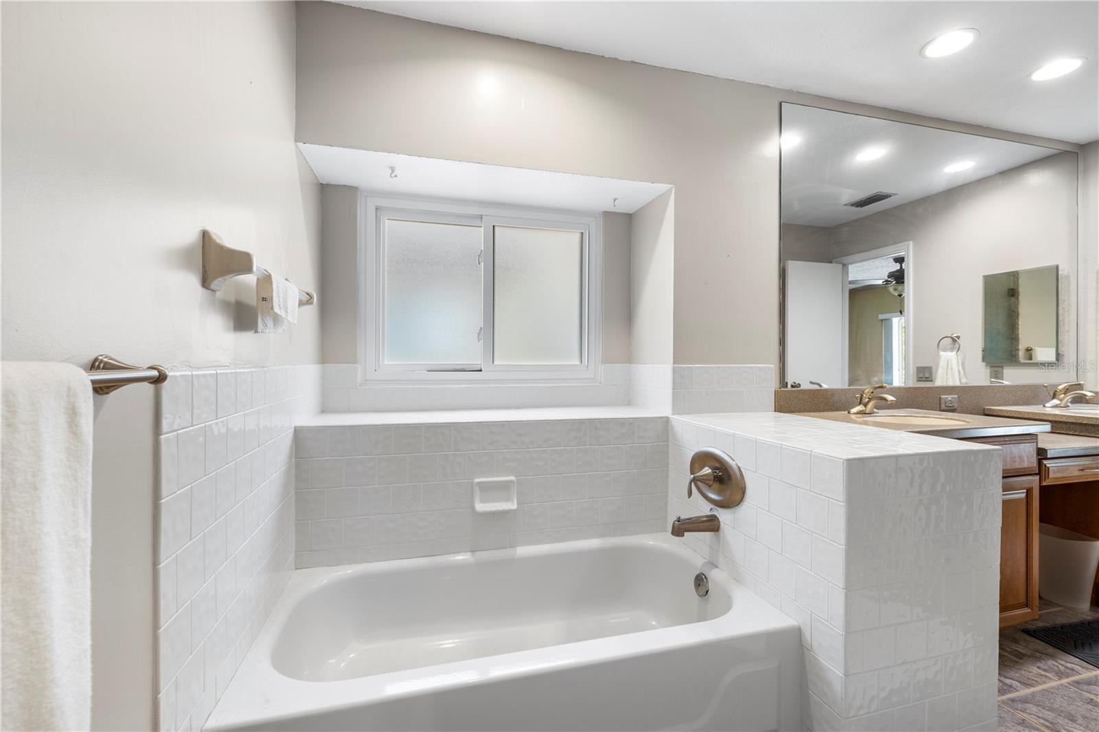 Listing photo id 29 for 9503 Pebble Glen Avenue