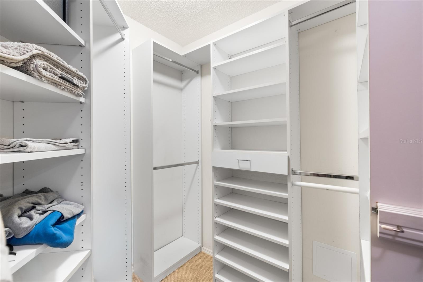 Listing photo id 33 for 9503 Pebble Glen Avenue