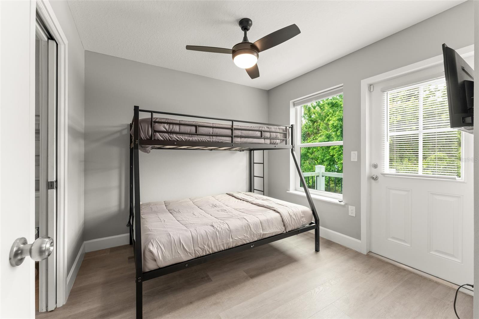 Image 16 of 37 For 2951 Kings Road