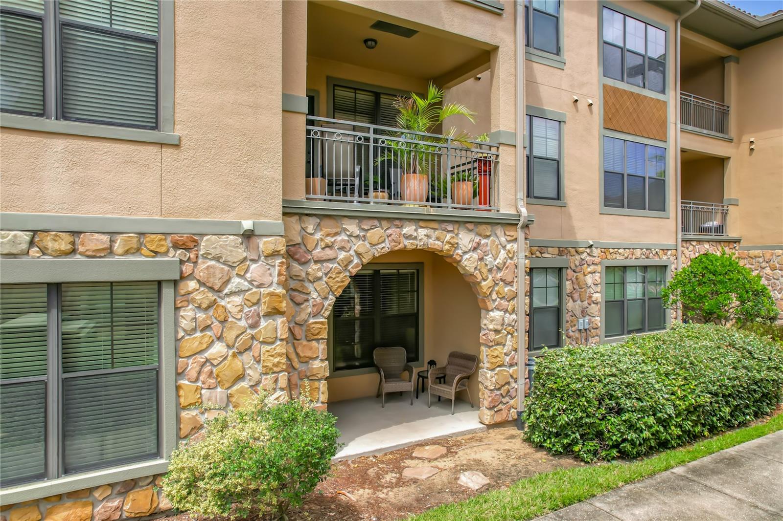 Image 20 of 37 For 910 Charo Parkway 311