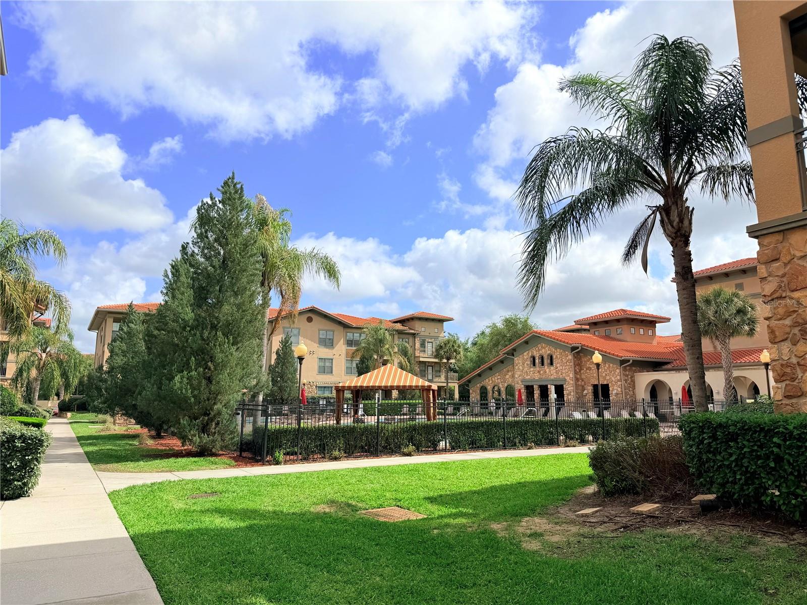 Image 23 of 37 For 910 Charo Parkway 311