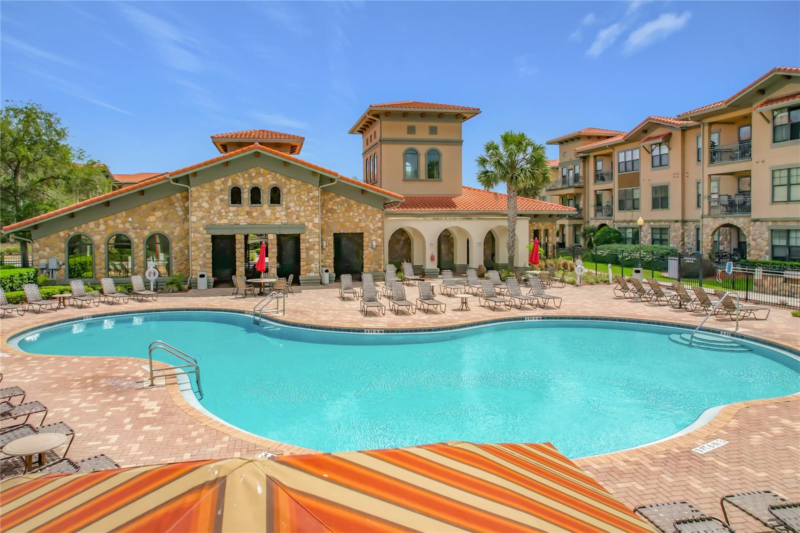 Image 26 of 37 For 910 Charo Parkway 311