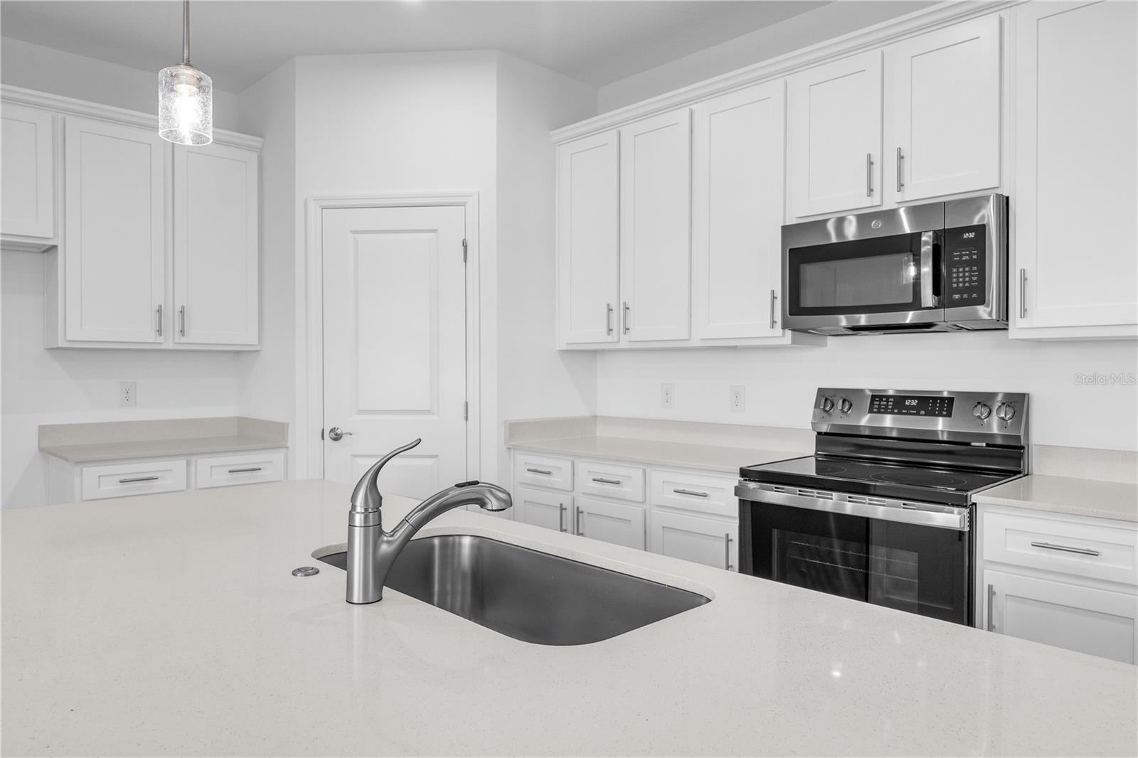 Image 14 of 40 For 897 Castleford Avenue Ne