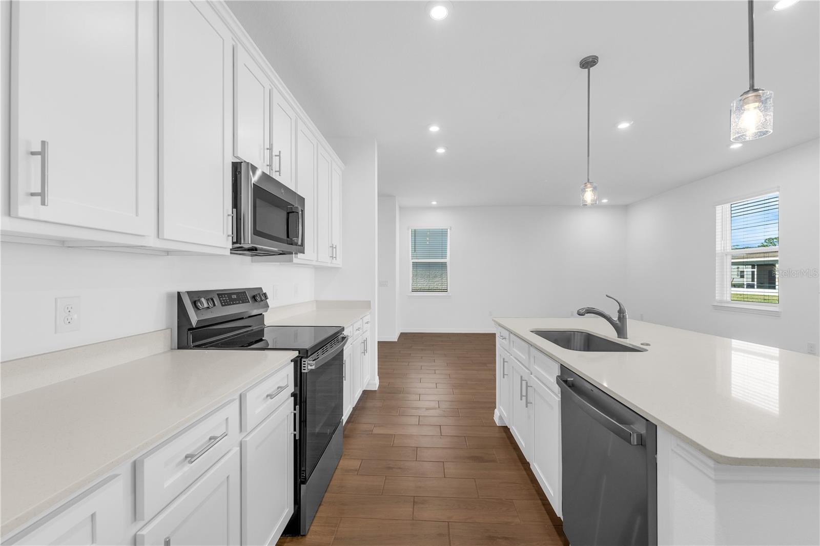 Image 17 of 40 For 897 Castleford Avenue Ne