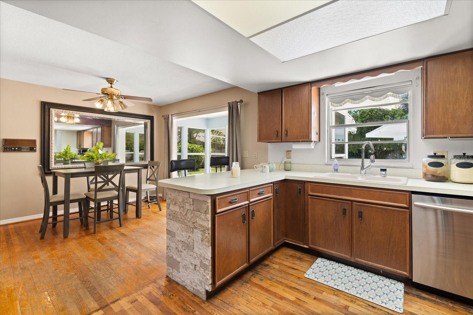 Image 11 of 44 For 2906 Grant Avenue