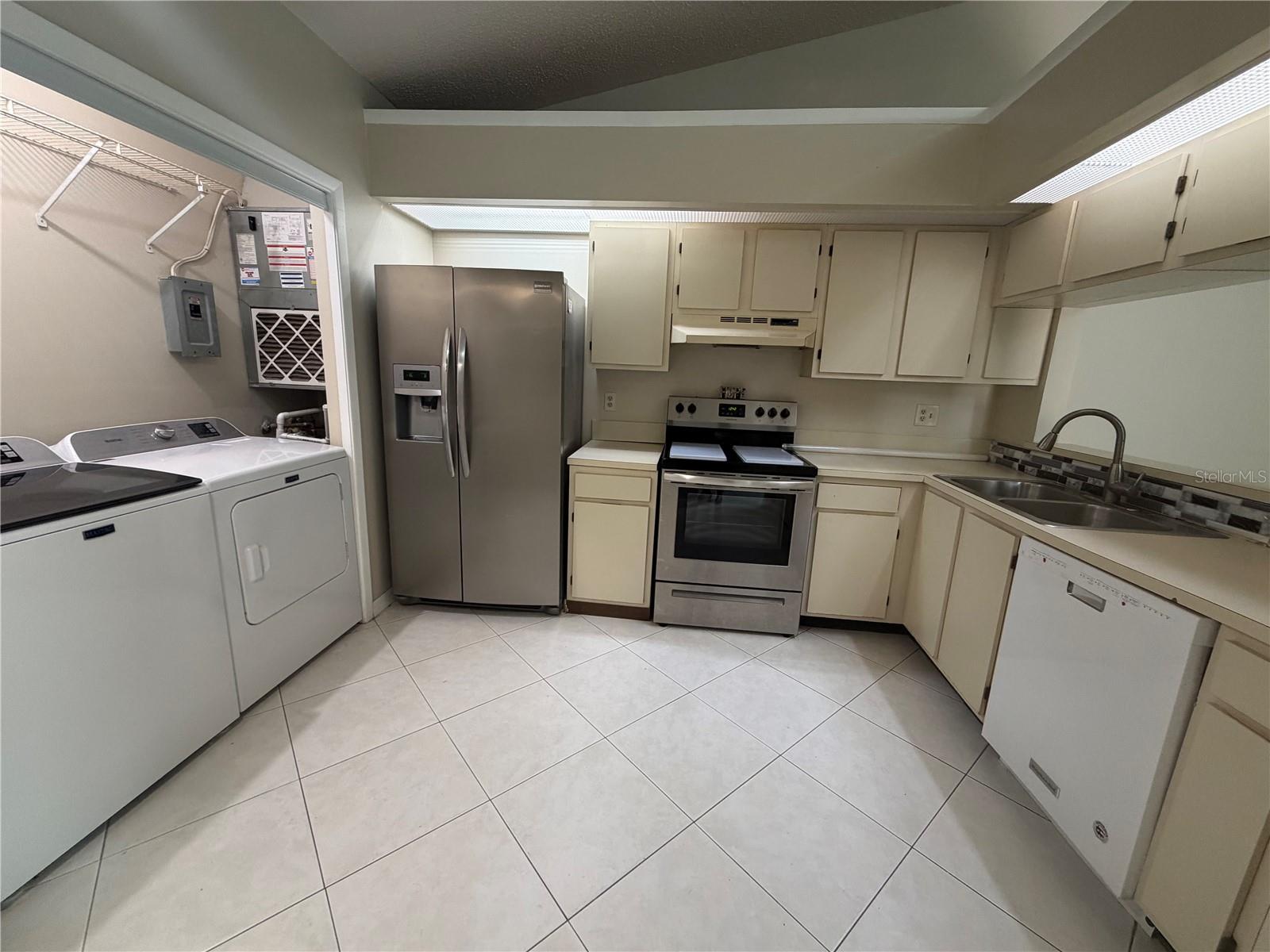 Image 3 of 12 For 623 Red Oak Circle 121