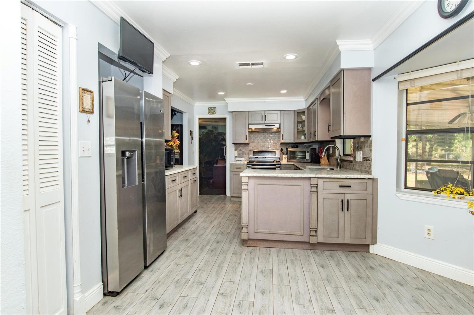 Image 4 of 50 For 4022 Canaveral Groves Boulevard