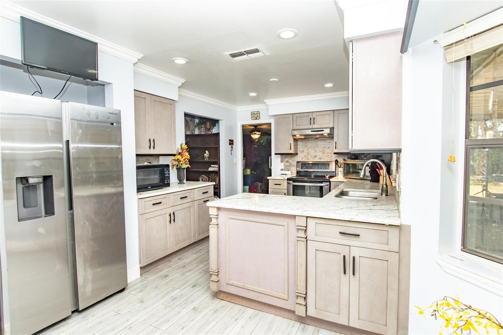 Image 6 of 50 For 4022 Canaveral Groves Boulevard