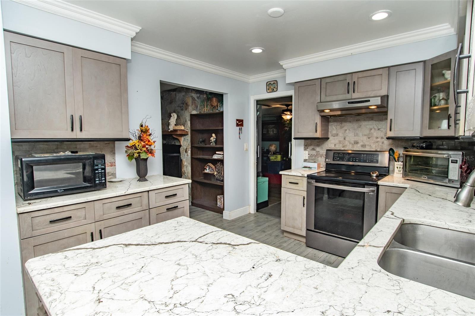 Image 8 of 50 For 4022 Canaveral Groves Boulevard