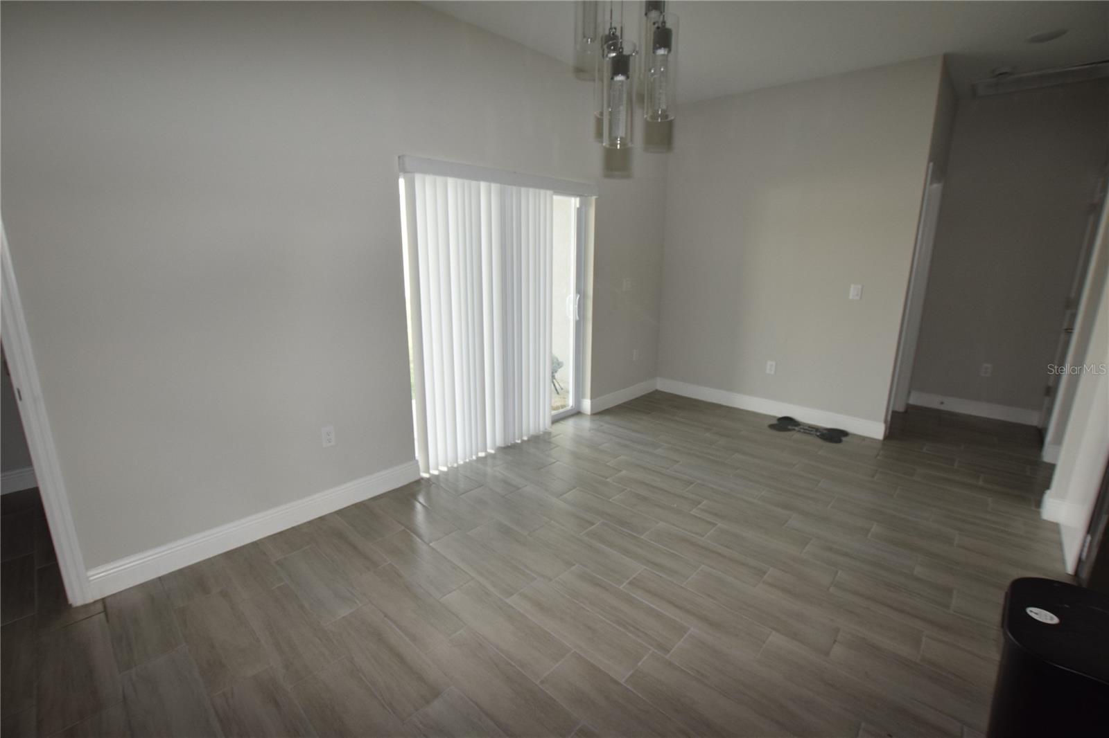 Image 15 of 35 For 642 Desmoines Court