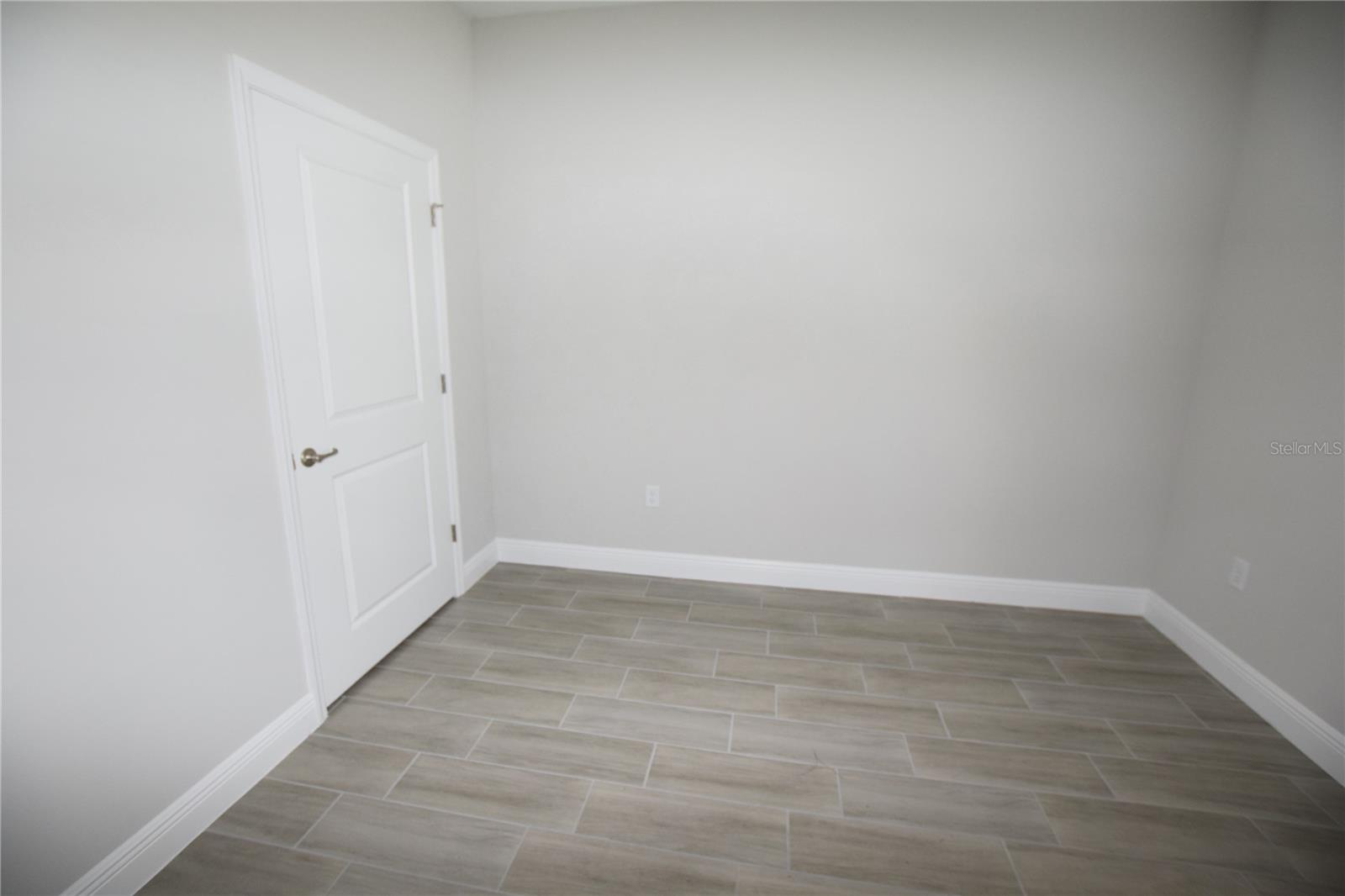 Image 19 of 35 For 642 Desmoines Court