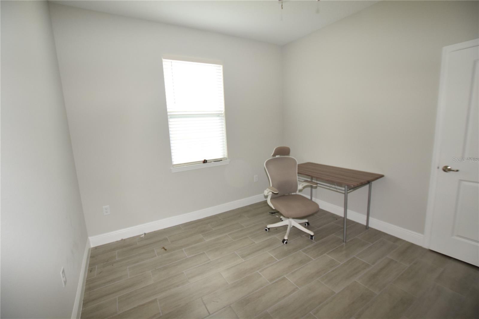 Image 20 of 35 For 642 Desmoines Court