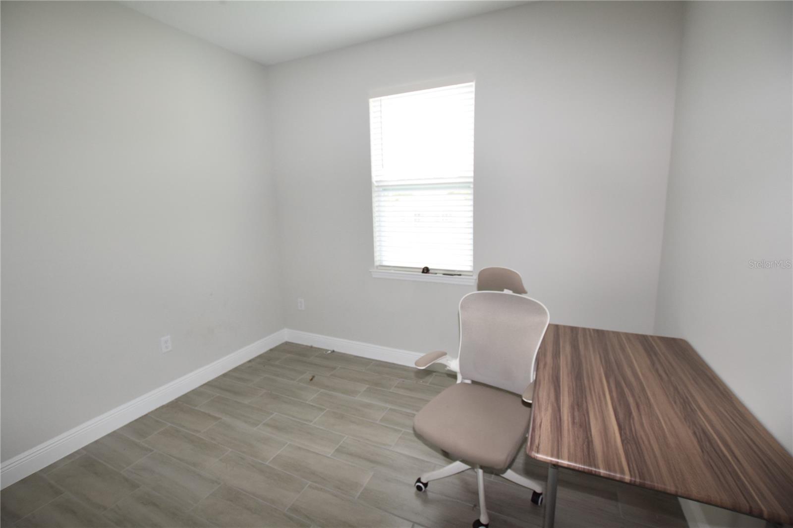 Image 21 of 35 For 642 Desmoines Court