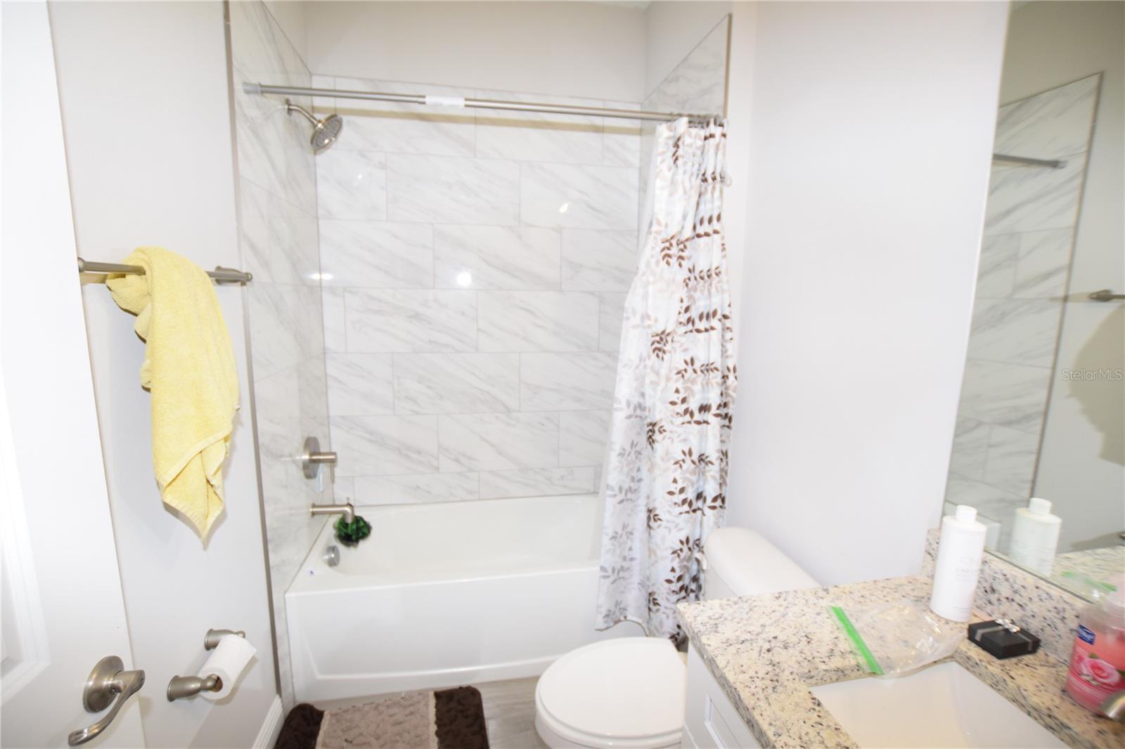 Image 23 of 35 For 642 Desmoines Court