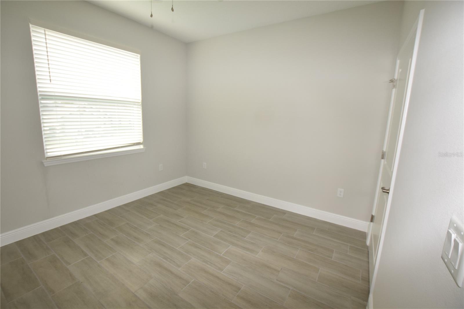 Image 24 of 35 For 642 Desmoines Court