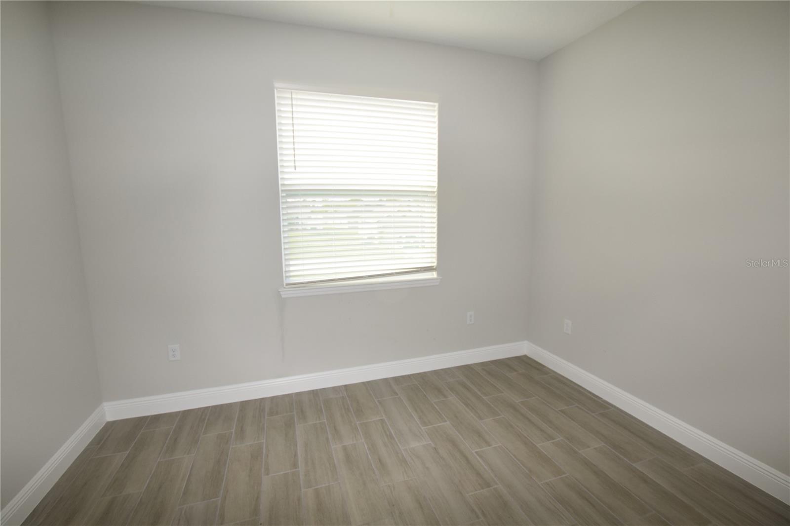 Image 25 of 35 For 642 Desmoines Court