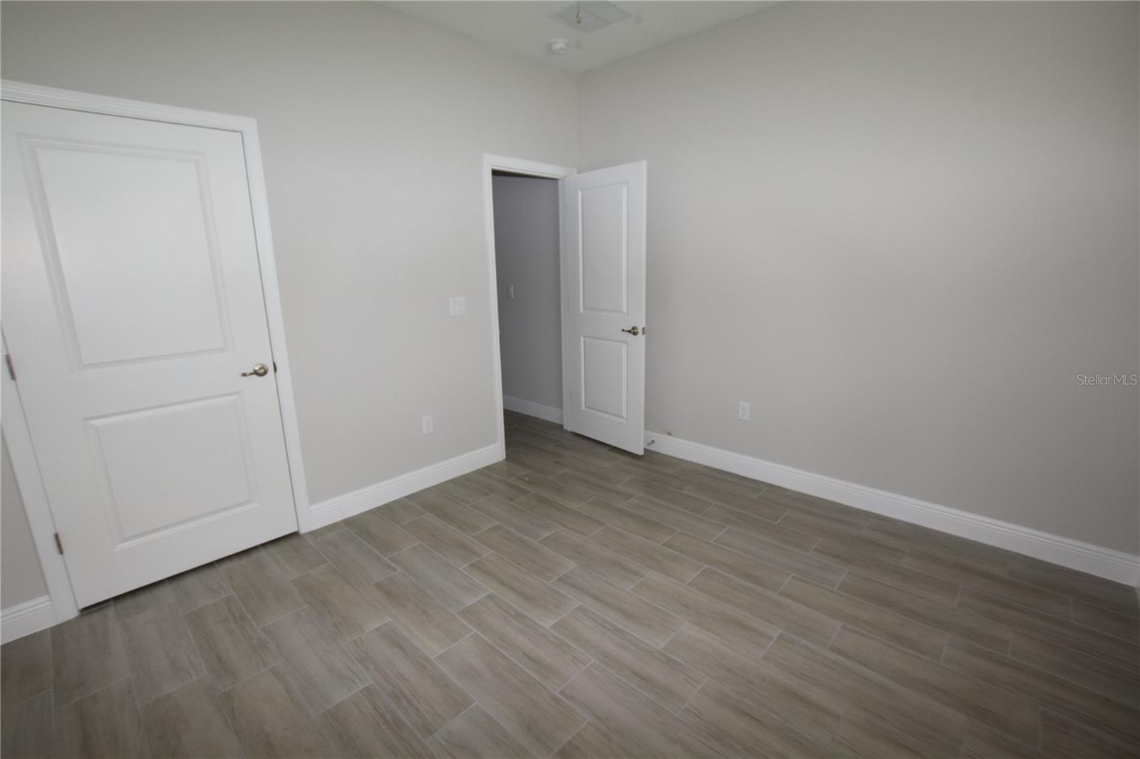 Image 26 of 35 For 642 Desmoines Court