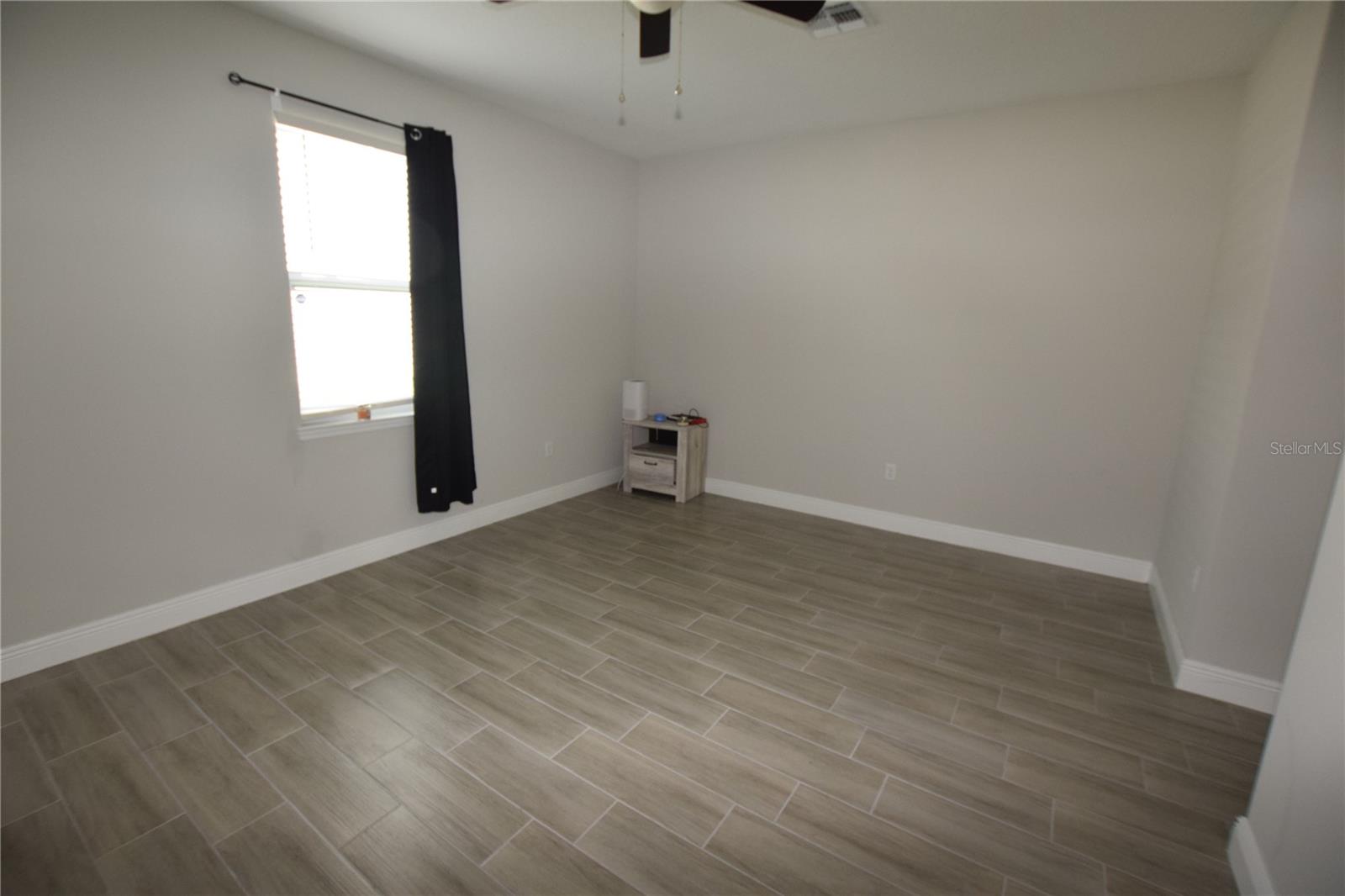 Image 27 of 35 For 642 Desmoines Court