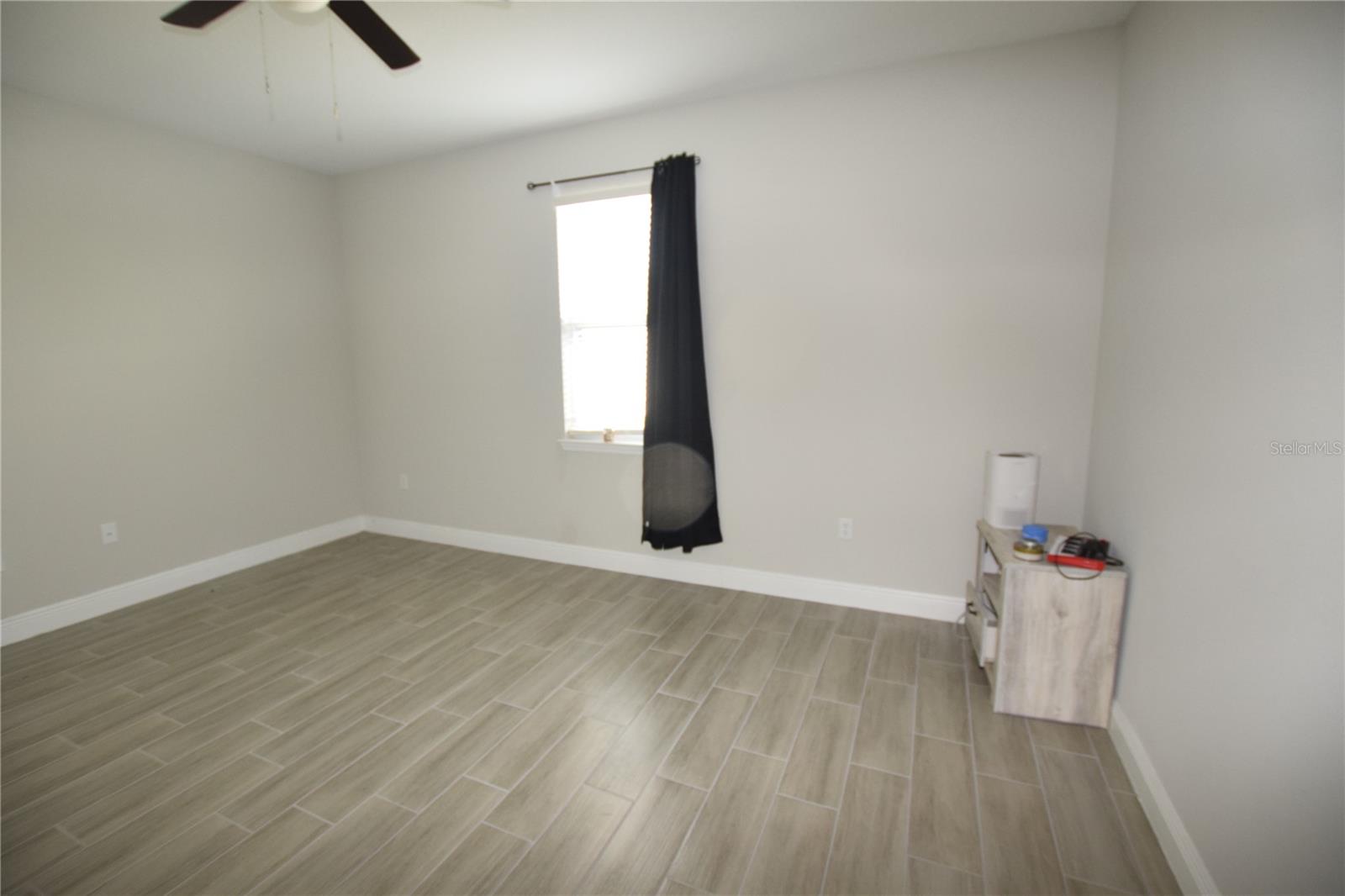 Image 28 of 35 For 642 Desmoines Court