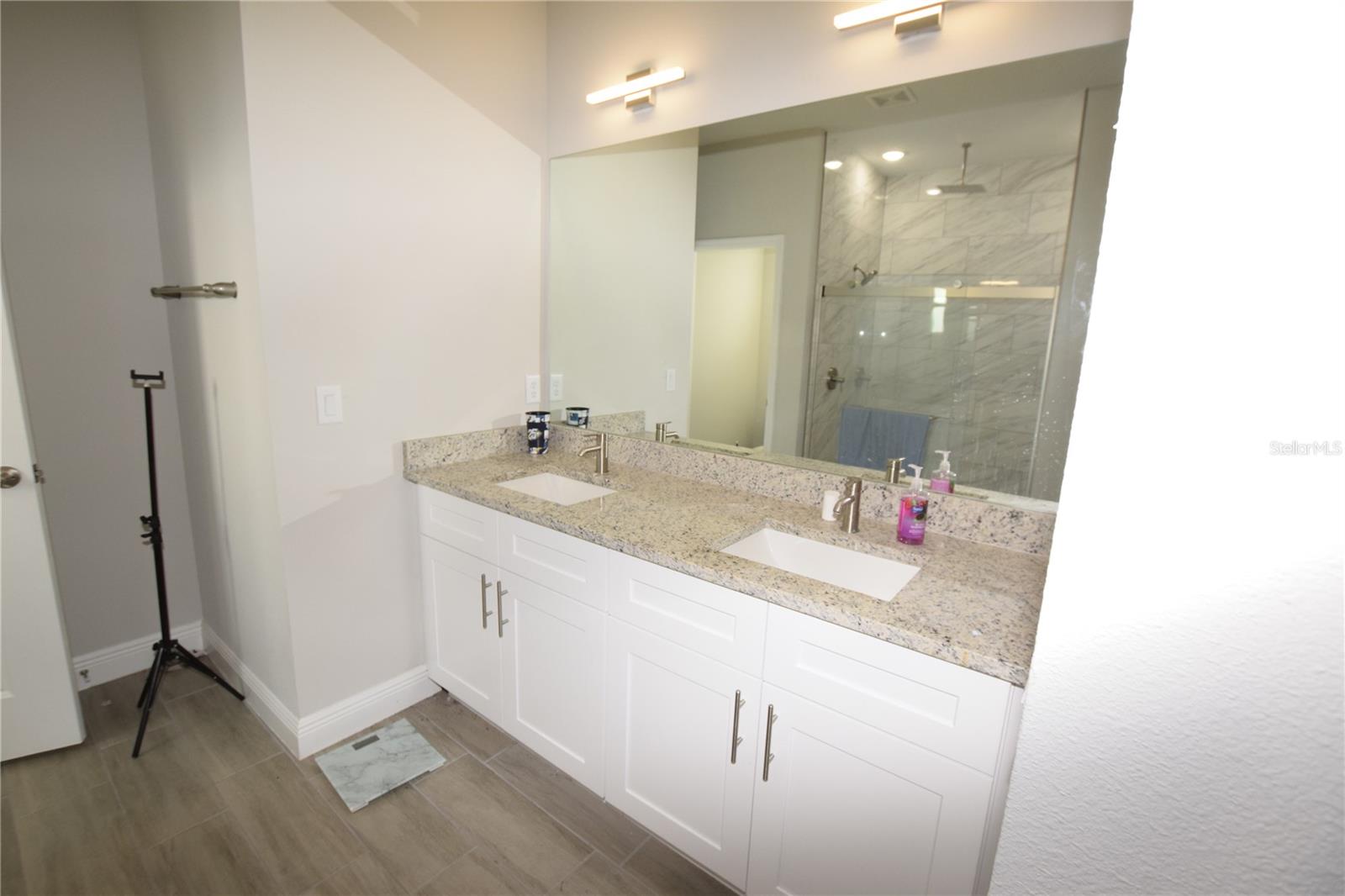 Image 32 of 35 For 642 Desmoines Court