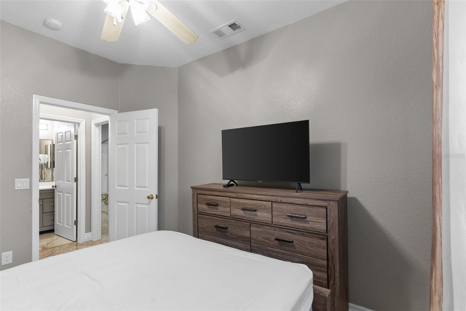 Image 13 of 41 For 215 Gleneagles Drive