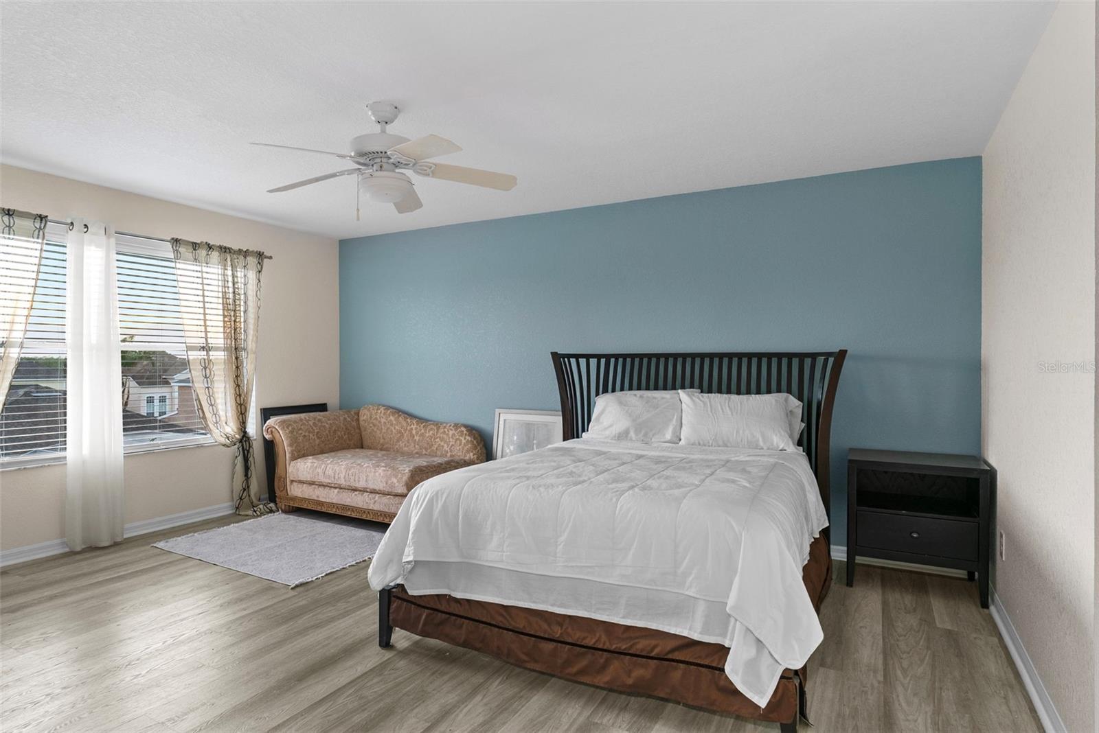 Image 16 of 41 For 215 Gleneagles Drive