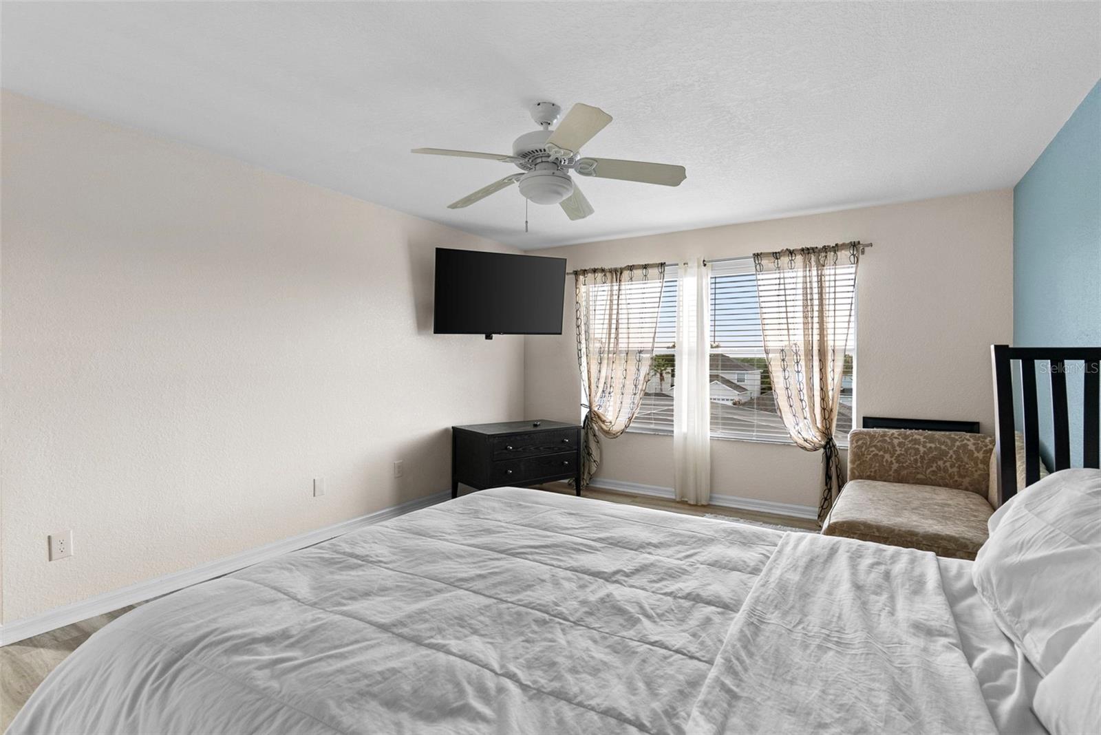 Image 17 of 41 For 215 Gleneagles Drive