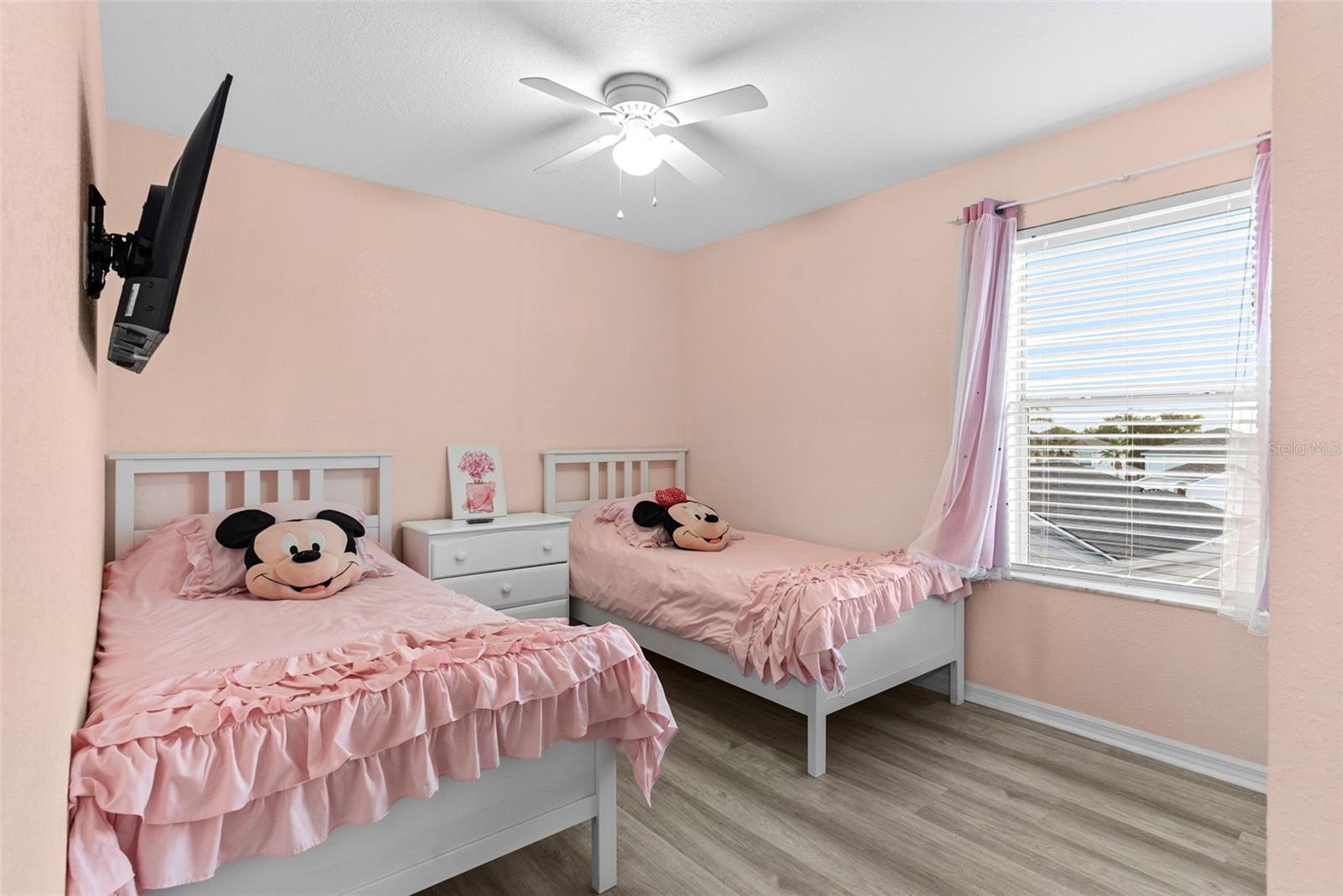 Image 21 of 41 For 215 Gleneagles Drive