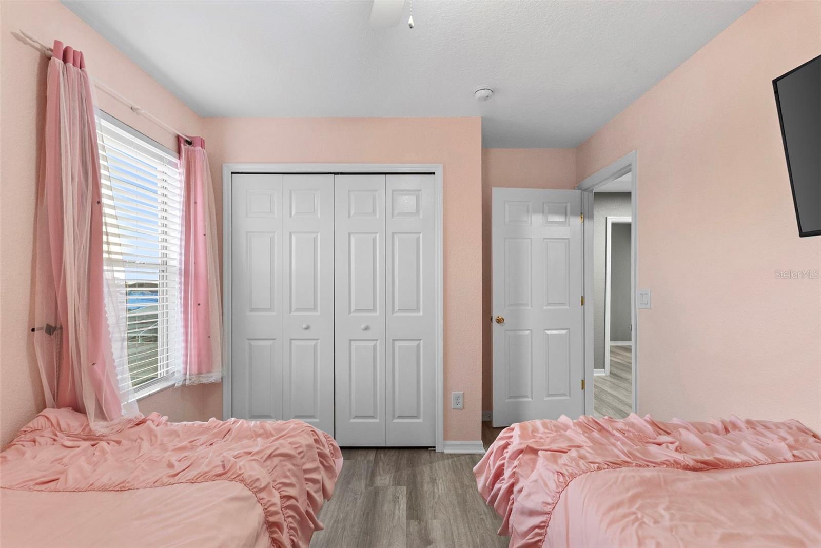 Image 22 of 41 For 215 Gleneagles Drive