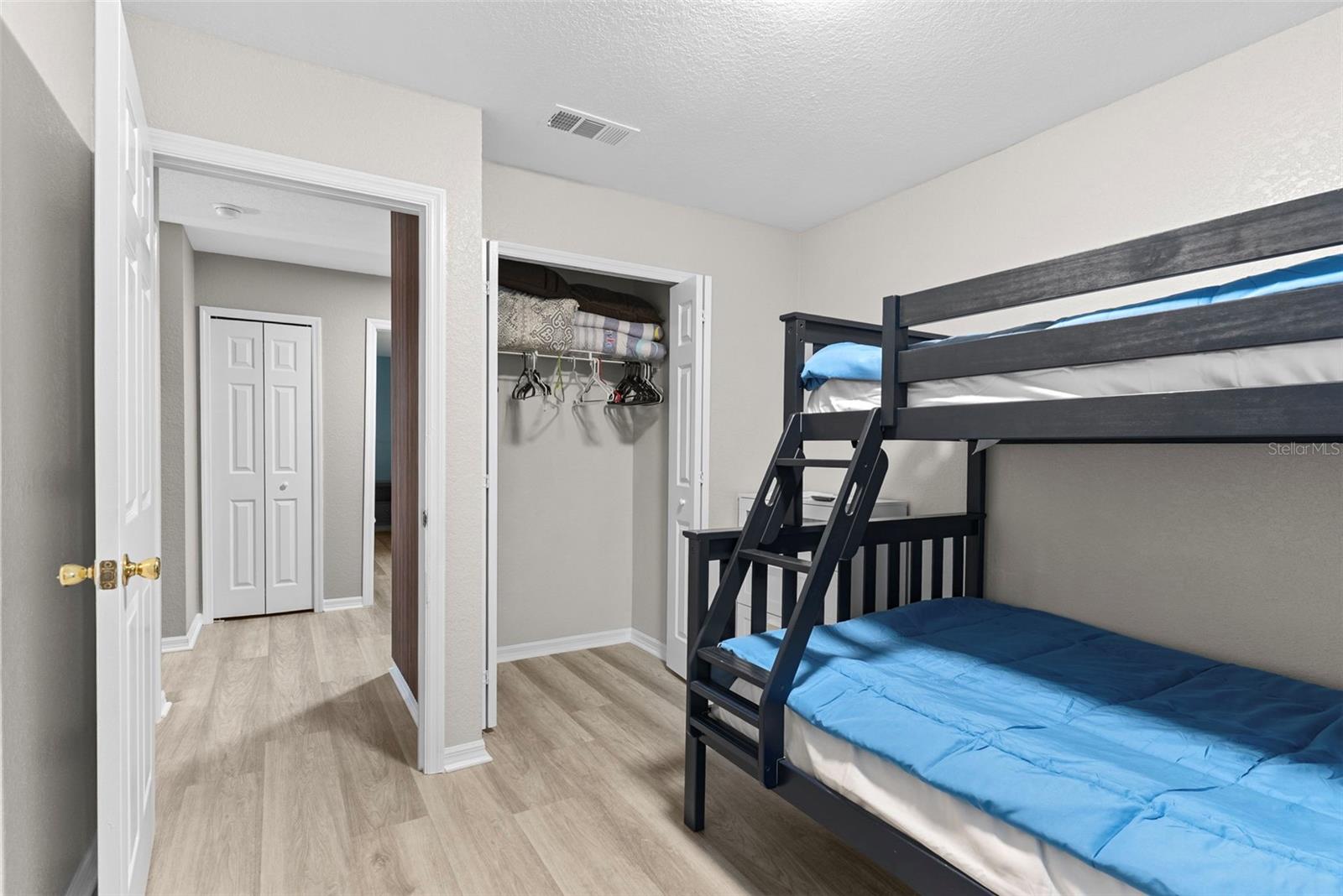 Image 26 of 41 For 215 Gleneagles Drive