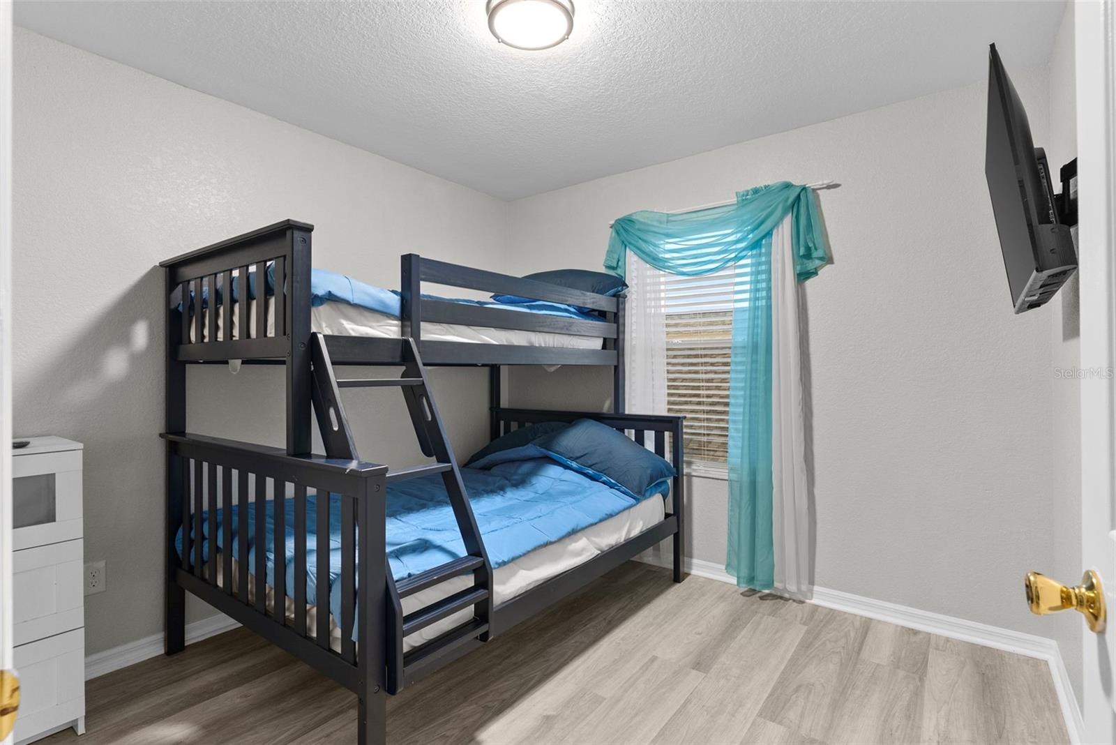 Image 27 of 41 For 215 Gleneagles Drive