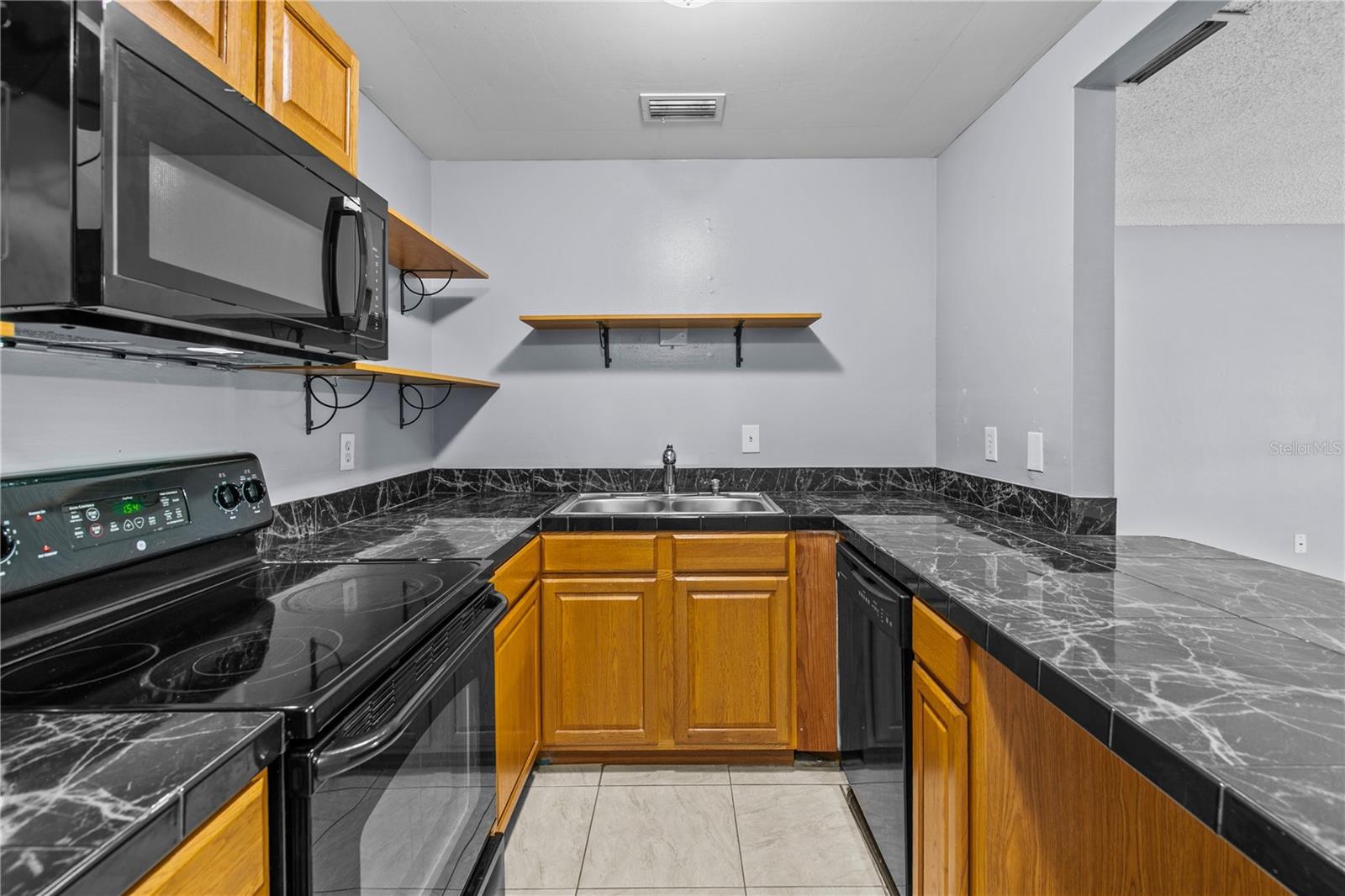 Image 11 of 25 For 416 Banyon Tree Circle 206