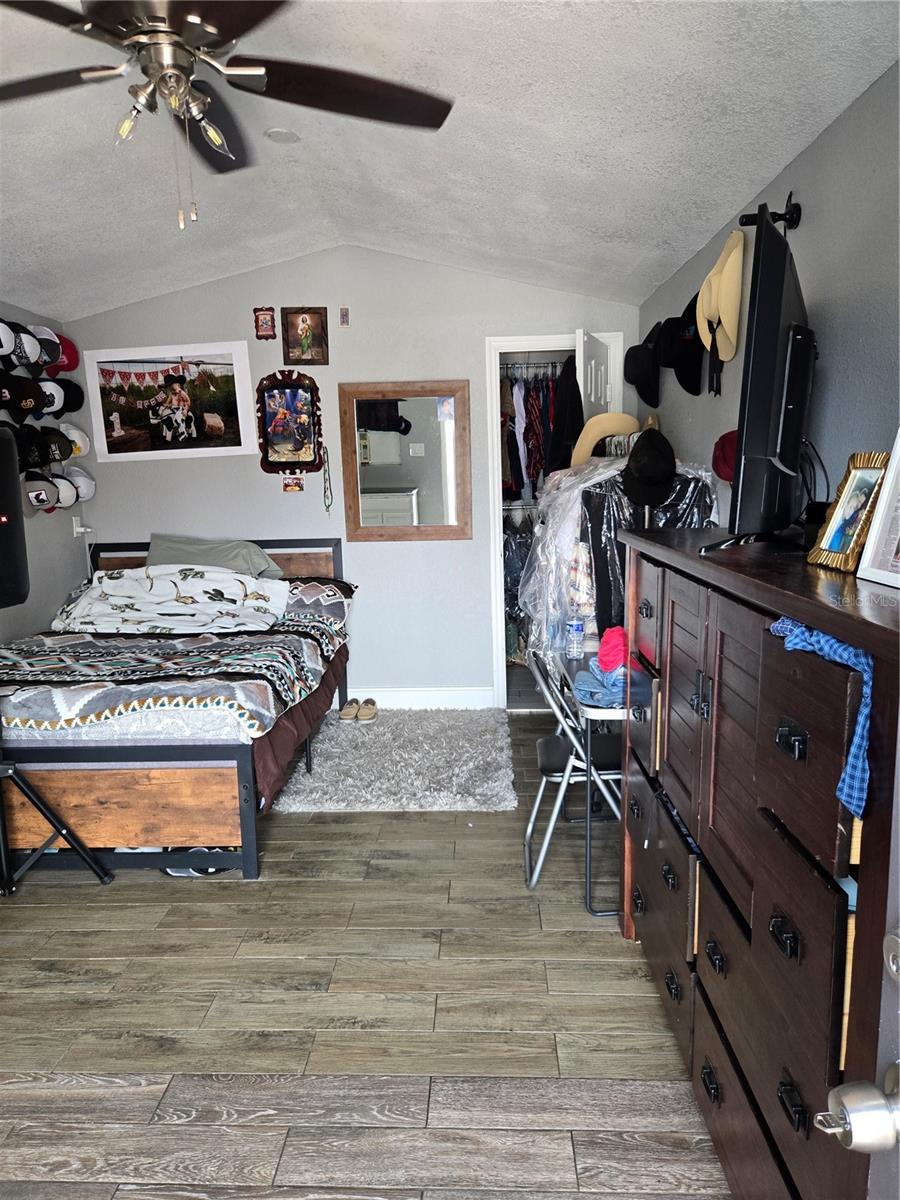 Image 25 of 35 For 852 Ibsen Avenue