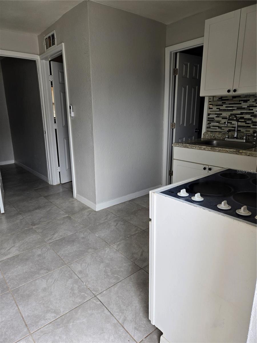 Image 29 of 35 For 852 Ibsen Avenue