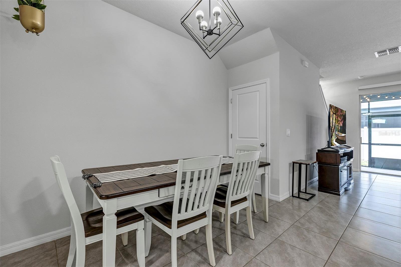 Image 9 of 35 For 4015 Blue Banks Lane