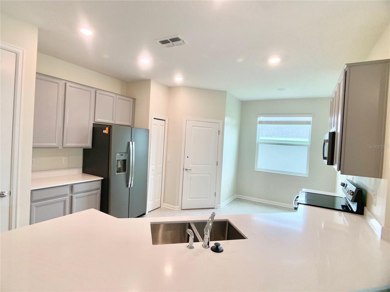 Image 4 of 20 For 16440 Champlain Street