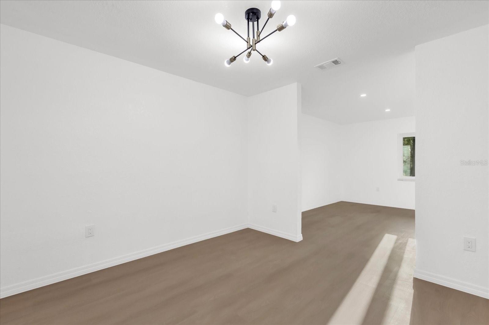 Image 11 of 39 For 2 Hudson Cove