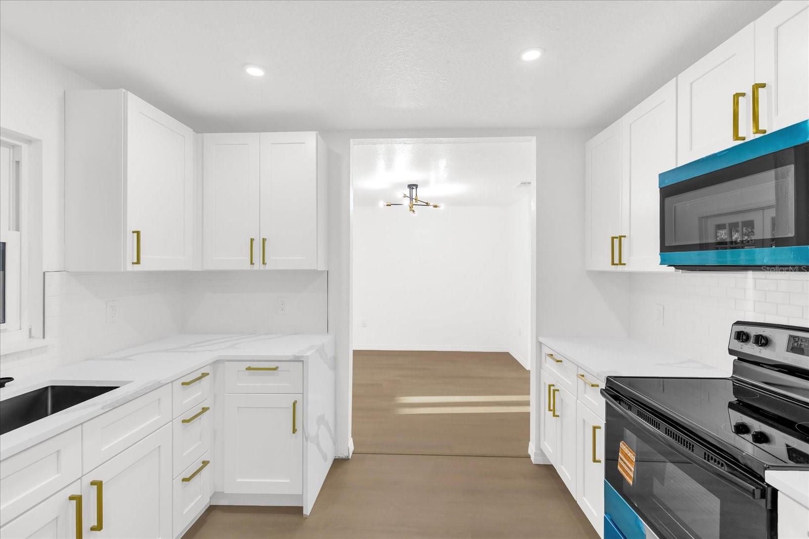 Image 13 of 39 For 2 Hudson Cove