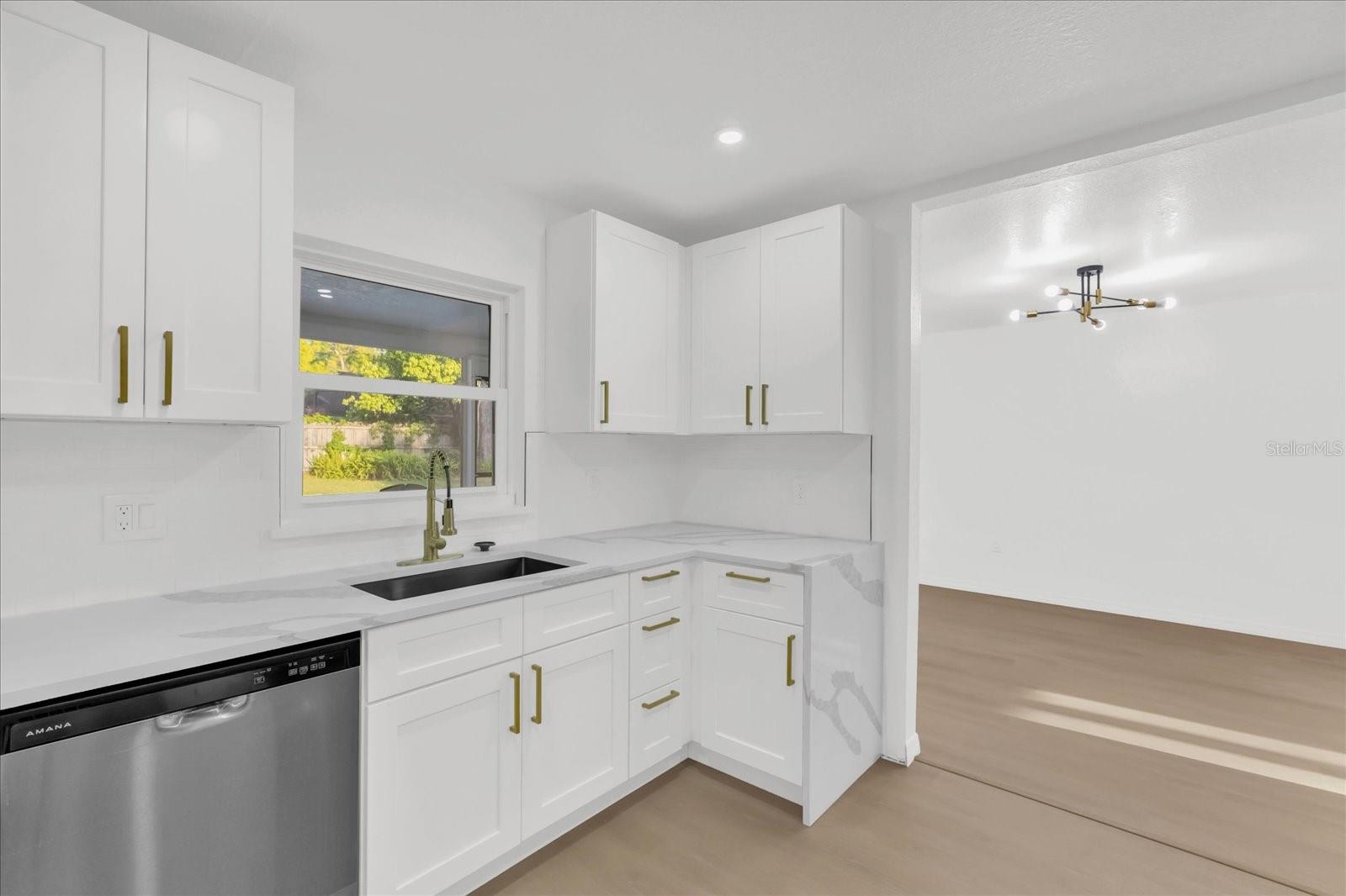 Image 14 of 39 For 2 Hudson Cove