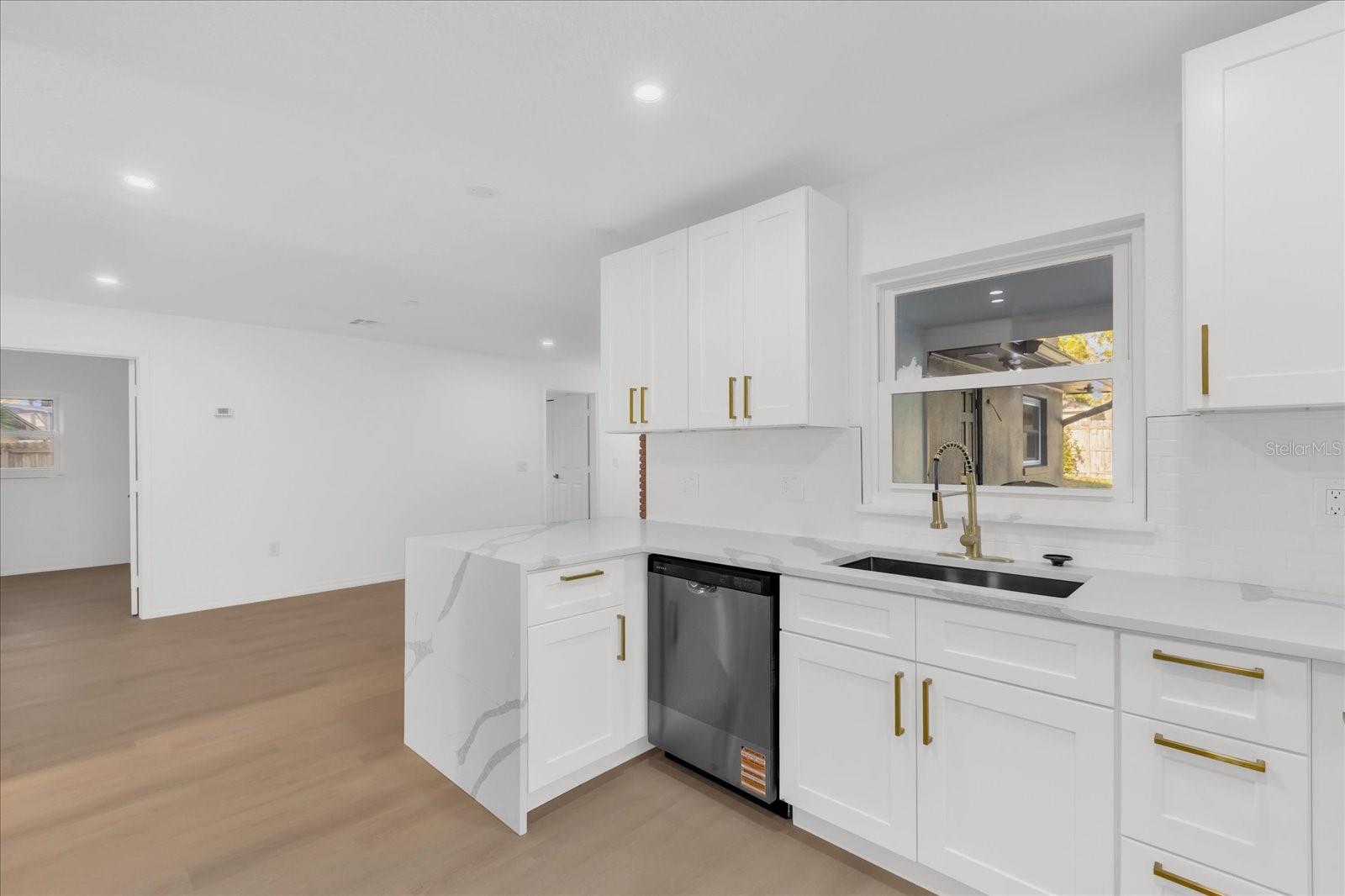 Image 15 of 39 For 2 Hudson Cove