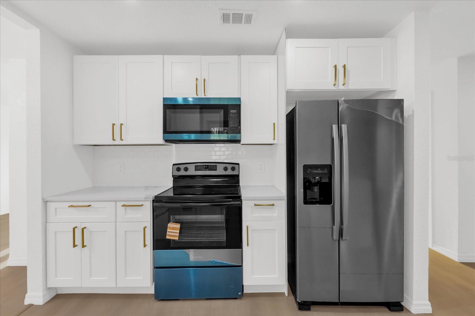 Image 16 of 39 For 2 Hudson Cove