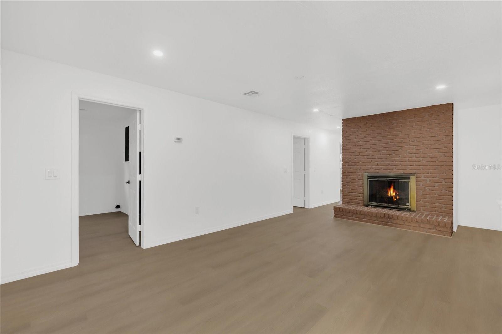 Image 17 of 39 For 2 Hudson Cove