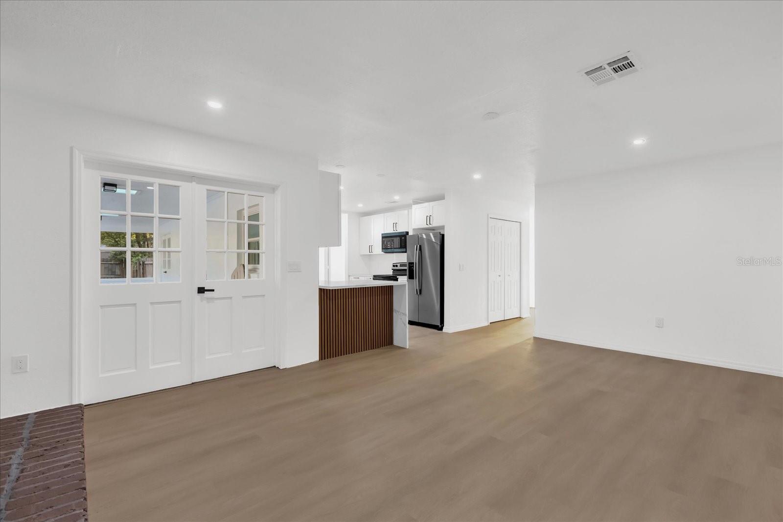 Image 18 of 39 For 2 Hudson Cove